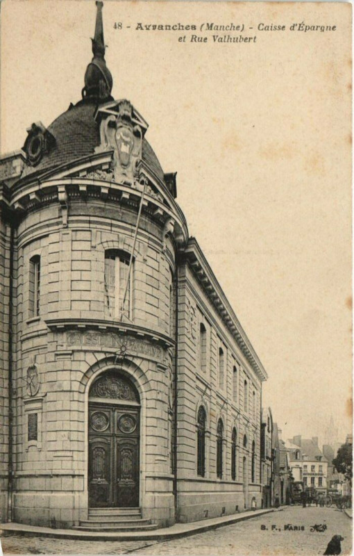 Carte postale ancienne Avranches - Caisse d'Epargne et Rue Valhubert à Avranches