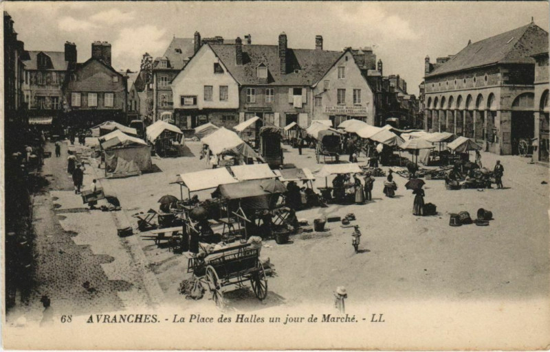 Carte postale ancienne Avranches - La Place des Halles un jour du Marche à Avranches