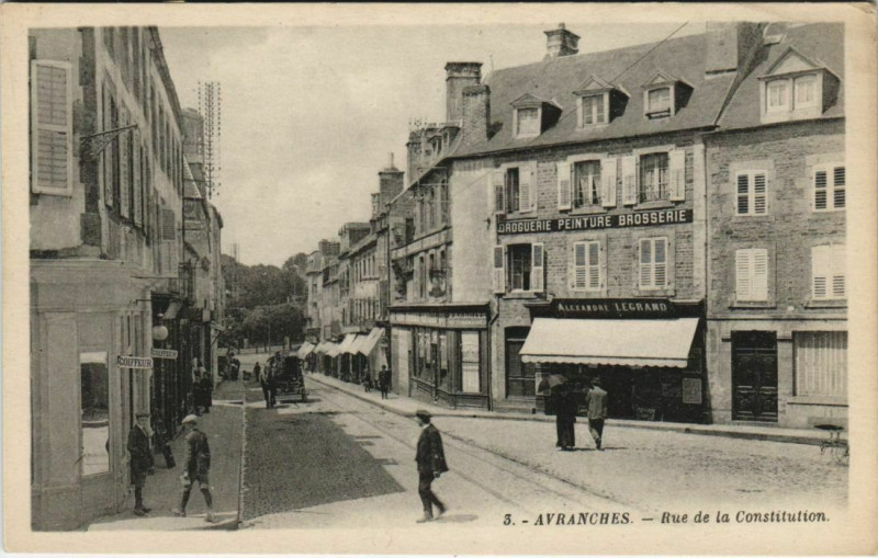 Carte postale ancienne Avranches - Rue de la Constitution à Avranches