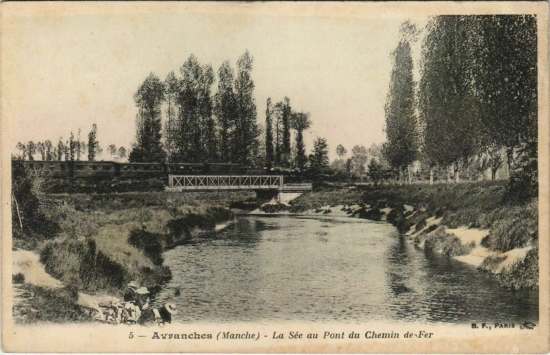 Carte postale ancienne Avranches - La Sée au pont du chemin de Fer à Avranches