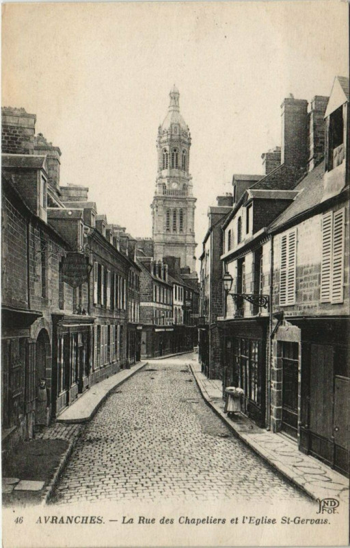 Carte postale ancienne Avranches - La rue des Chapeliers et l'Eglise Saint-Gervais à Avranches