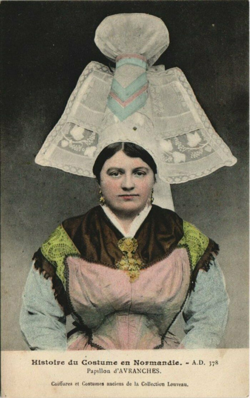 Carte postale ancienne Avranches - costumes de La Normandie coiffe Papillon à Avranches