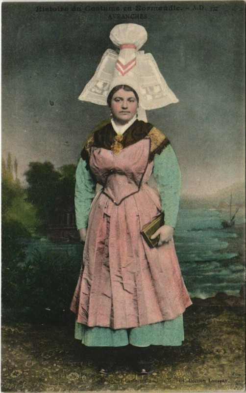 Carte postale ancienne Avranches - costumes de La Normandie coiffe Papillon à Avranches