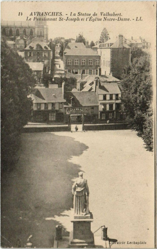 Carte postale ancienne Avranches - La Statue de Valhubert le pensionnat l'Eglise à Avranches