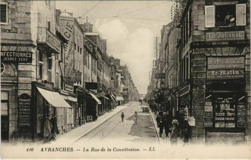 Carte postale ancienne Avranches - La Rue de la Constitution à Avranches