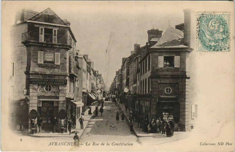 Carte postale ancienne Avranches - La rue de la Constitution à Avranches