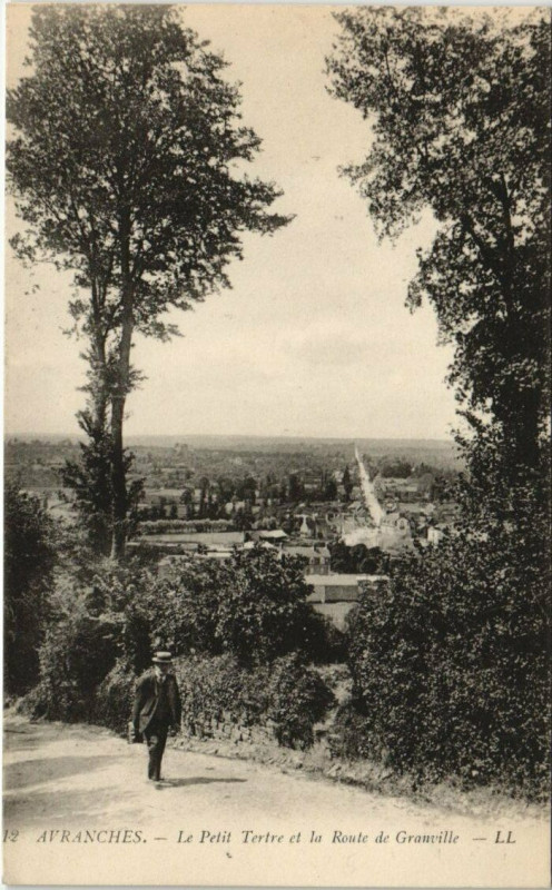 Carte postale ancienne Avranches - Le petit Tertre et la Route de Granville à Avranches