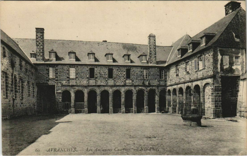 Carte postale ancienne Avranches - Les anciennes Casernes à Avranches