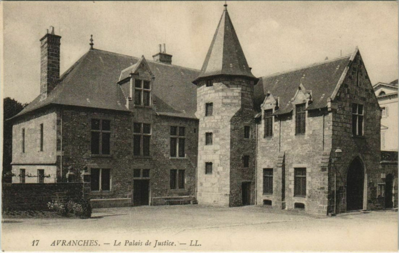 Carte postale ancienne Avranches - Le Palais de Justice à Avranches