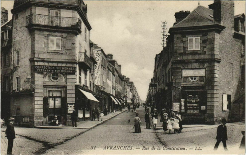Carte postale ancienne Avranches - La Rue de la Constitution à Avranches
