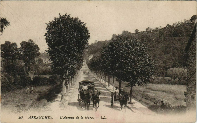 Carte postale ancienne Avranches - L'Avenue de la Gare à Avranches