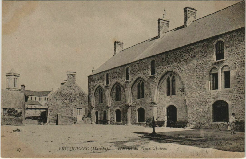 Carte postale ancienne Bricquebec - L'Hotel du Vieux Chateau