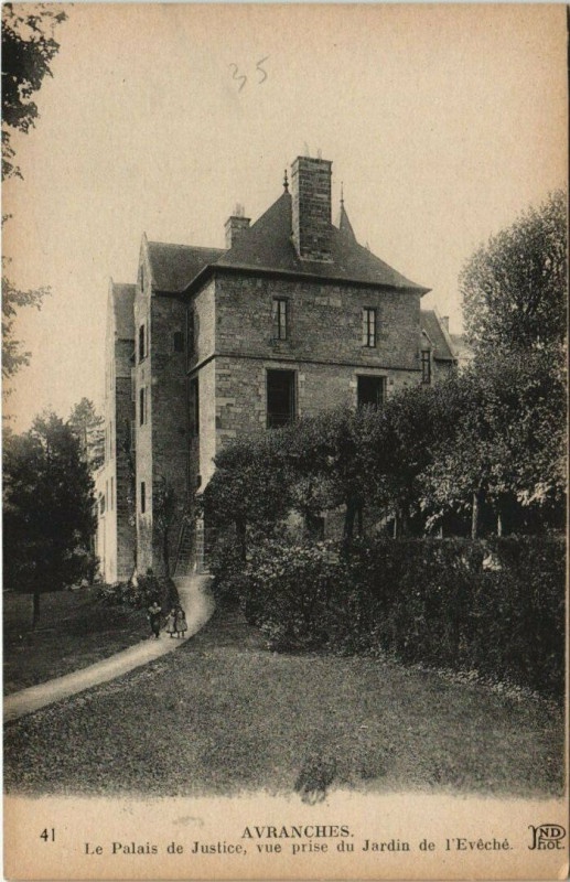 Carte postale ancienne Avranches - Le Palais de Justice vue prise du Jardin de l'Eveche à Avranches