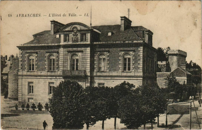 Carte postale ancienne Avranches - L'Hotel e Ville à Avranches