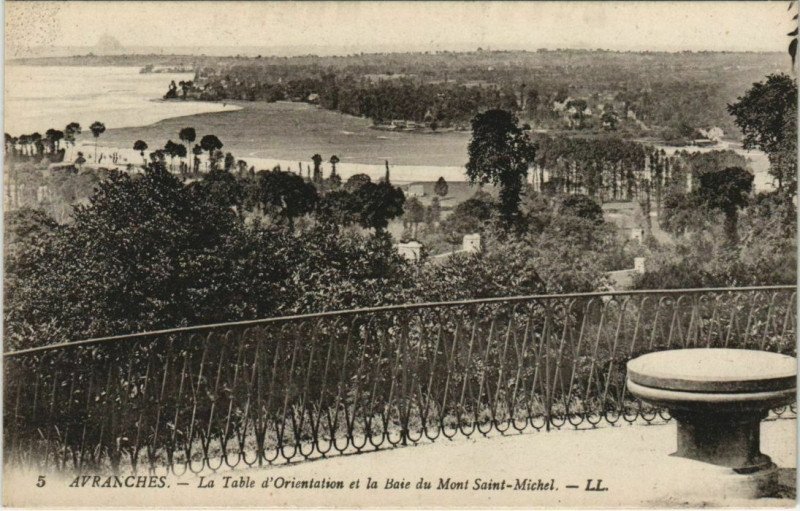 Carte postale ancienne Avranches - La Baie du Mont-Saint-Michel et la Table d'orientation à Avranches