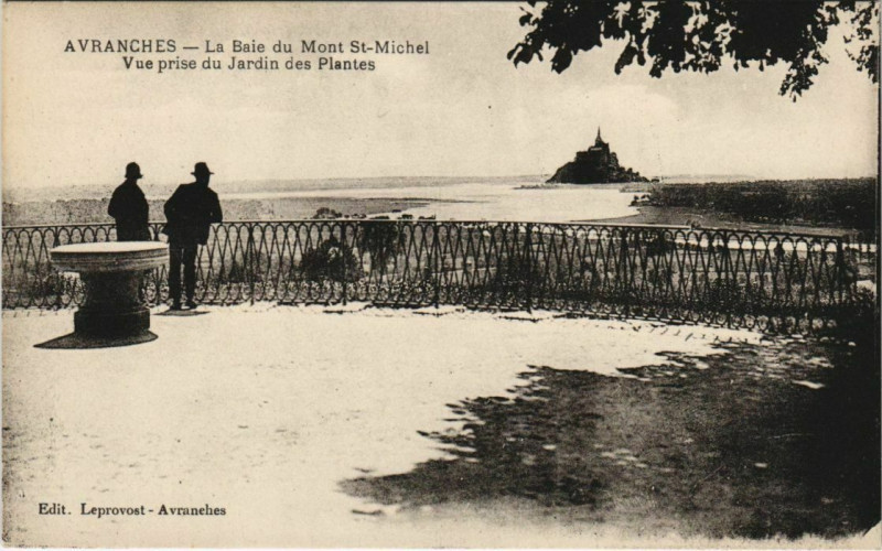 Carte postale ancienne Avranches - La Baie du Mont-Saint-Michel vue du Jardin des Plantes à Avranches