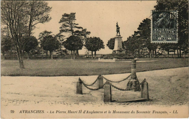 Carte postale ancienne Avranches - La Pierre Henri Ii d'Angleterre et Monument à Avranches