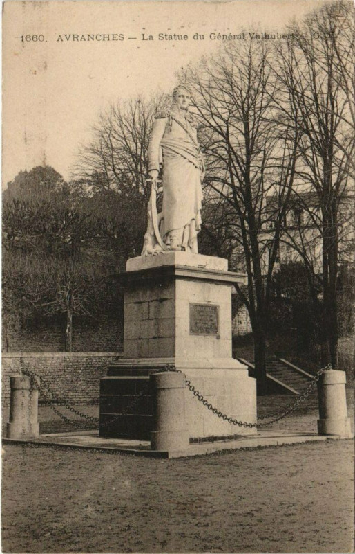 Carte postale ancienne Avranches - La Statue du général Valhubert à Avranches