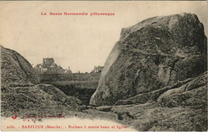 Carte postale ancienne Barfleur - Rochers a marée basse et Eglise à Barfleur
