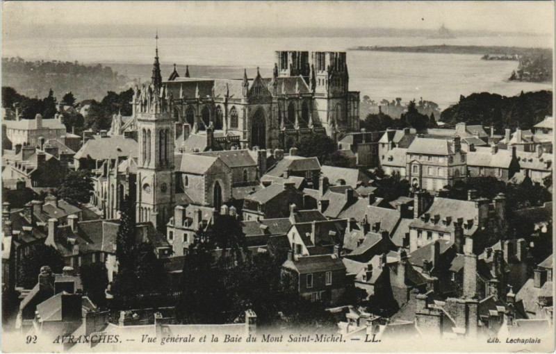 Carte postale ancienne Avranches - Vue générale et la Baie du Mont-Saint-Michel à Avranches