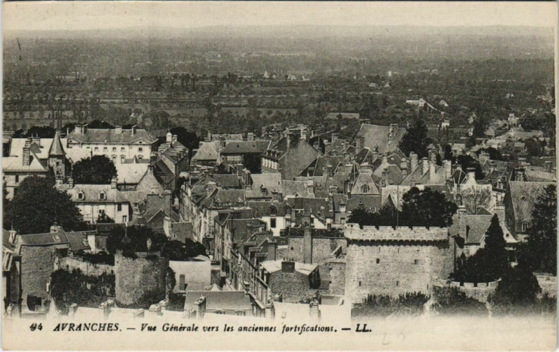 Carte postale ancienne Avranches - Vue générale Vers les anciennes fortifications à Avranches