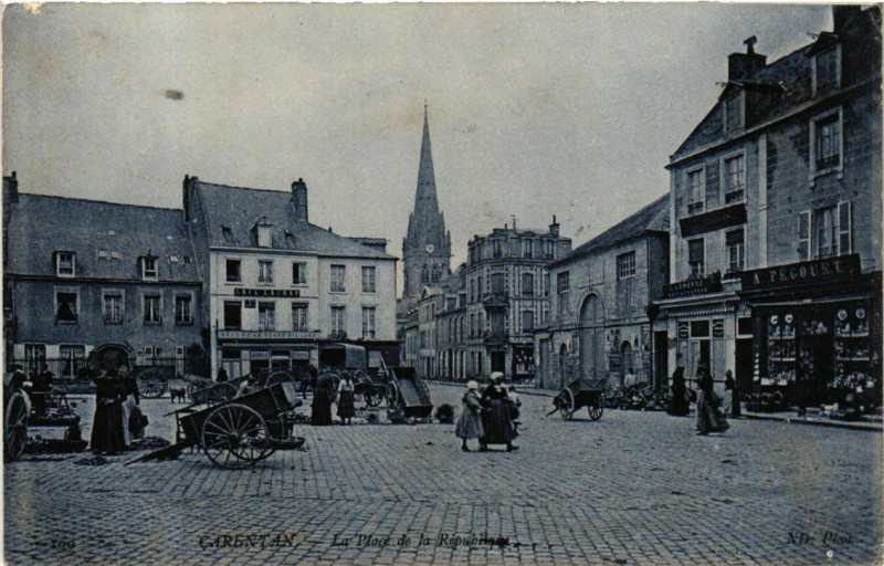 Carte postale ancienne Carentan - La Place de la Republique