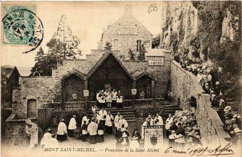 Carte postale ancienne Le Mont Saint-Michel - Procession de la Saint-Michel au Mont-Saint-Michel