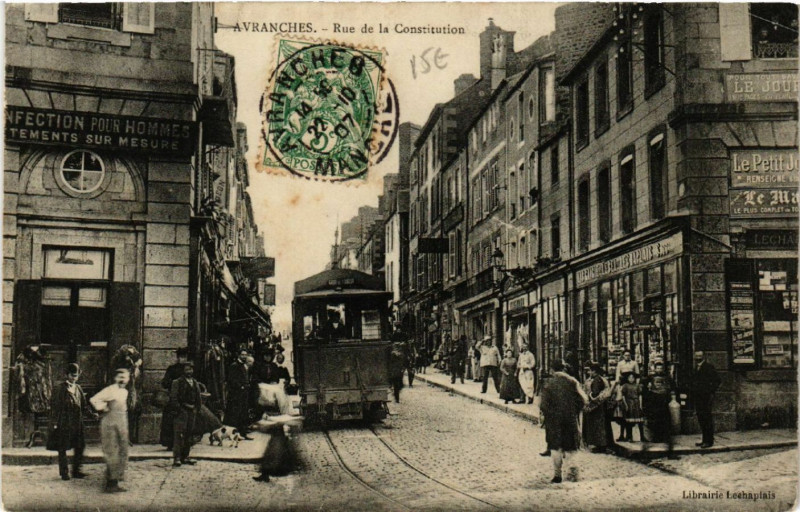 Carte postale ancienne Avranches - Rue de la Constitution à Avranches