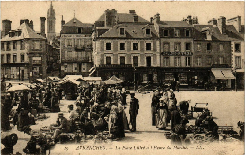 Carte postale ancienne Avranches - La Place Littré a l'Heure du Marché à Avranches
