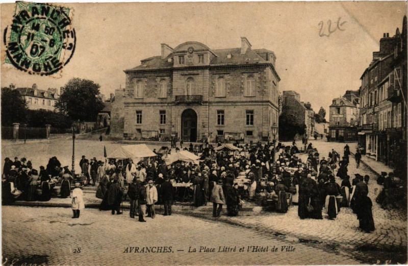 Carte postale ancienne Avranches - La Place Littré et l'Hotel de Ville à Avranches