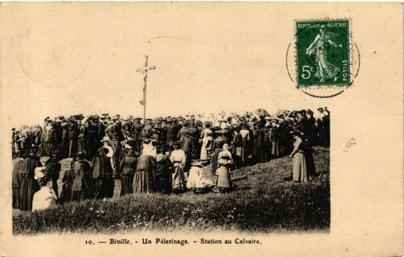 Carte postale ancienne Biville - Un Pelerinage - Station au Calvaire