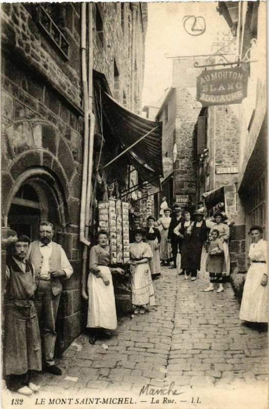 Carte postale ancienne Le Mont Saint-Michel - La Rue au Mont-Saint-Michel