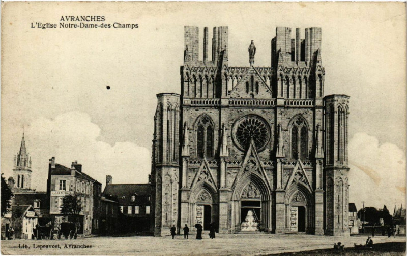 Carte postale ancienne Avranches - Eglise N.-D.-des-Champs à Avranches