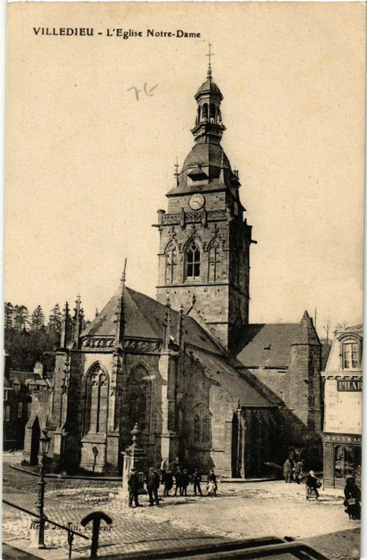 Carte postale ancienne Villedieu-les-Poeles - Eglise N.-D.