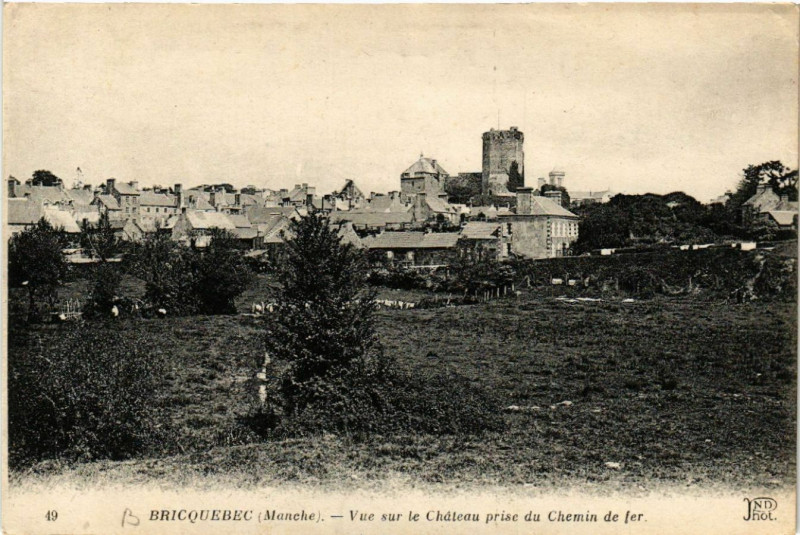 Carte postale ancienne Bricquebec - Vue sur le Chateau prise du Chemin de Fer