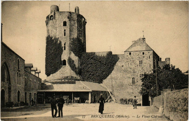 Carte postale ancienne Bricquebec - Le Vieux Chateau