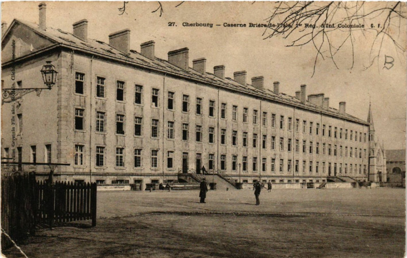 Carte postale ancienne Cherbourg - Caserne Briere-de-l'Isle - 1er Reg. d'Inf. Coloniale