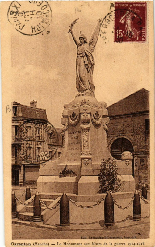 Carte postale ancienne Carentan - Le Monument aux Morts de la Guerre 1914-1918