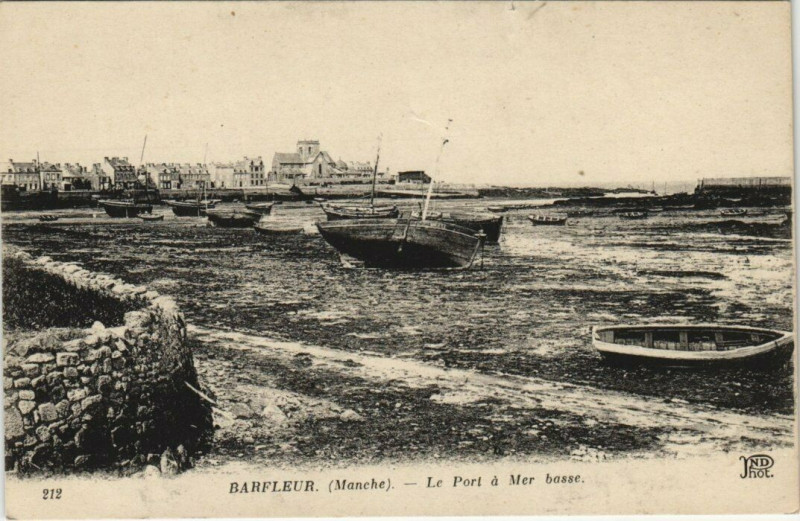 Carte postale ancienne Barfleur - Le port a Mer basse à Barfleur