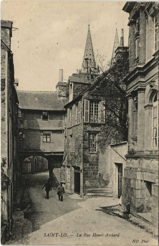 Carte postale ancienne Saint-Lo - La rue Henri Amiard à Saint-Lô