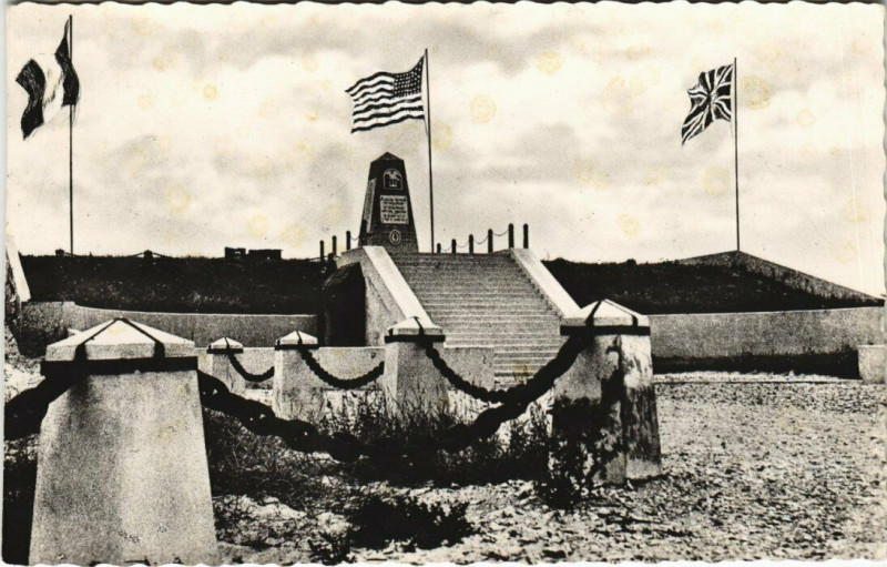 Carte postale ancienne Saint-Marie-du-Mont - Monument du Debarquement