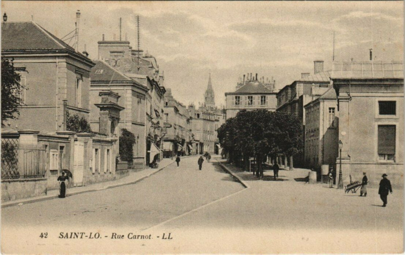 Carte postale ancienne Saint-Lo - Rue Carnot à Saint-Lô