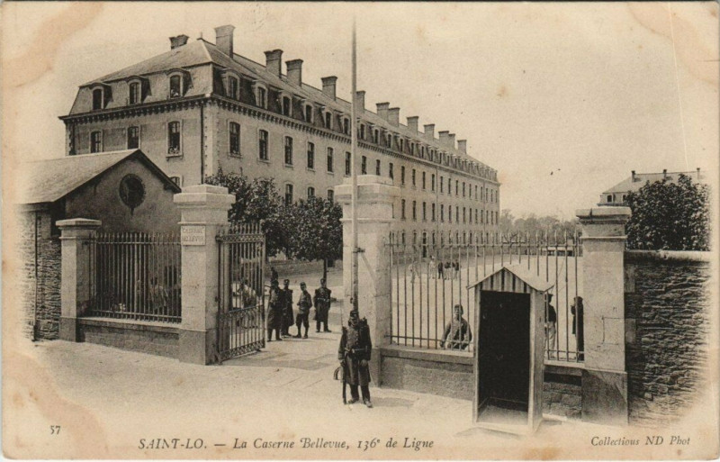 Carte postale ancienne Saint-Lo - La Caserne Bellevue 136° de Ligne à Saint-Lô