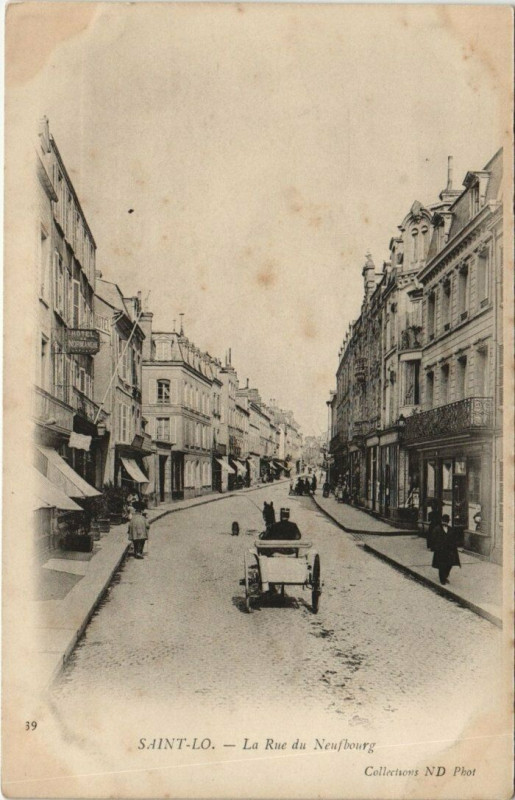 Carte postale ancienne Saint-Lo - La rue du Neufbourg à Saint-Lô