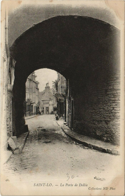 Carte postale ancienne Saint-Lo - La Porte de Dollée à Saint-Lô