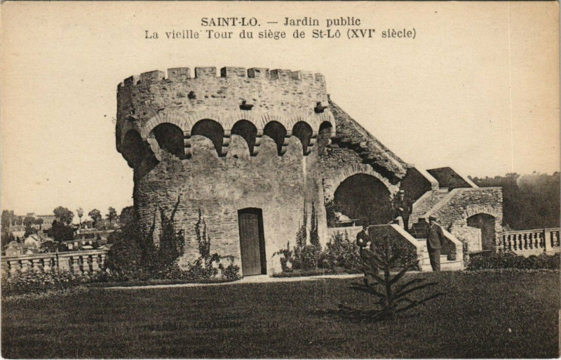 Carte postale ancienne Saint-Lo - Jadin public - La vieille Tour du siege de Saint-Lo à Saint-Lô
