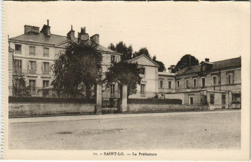 Carte postale ancienne Saint-Lo - La prefecture à Saint-Lô