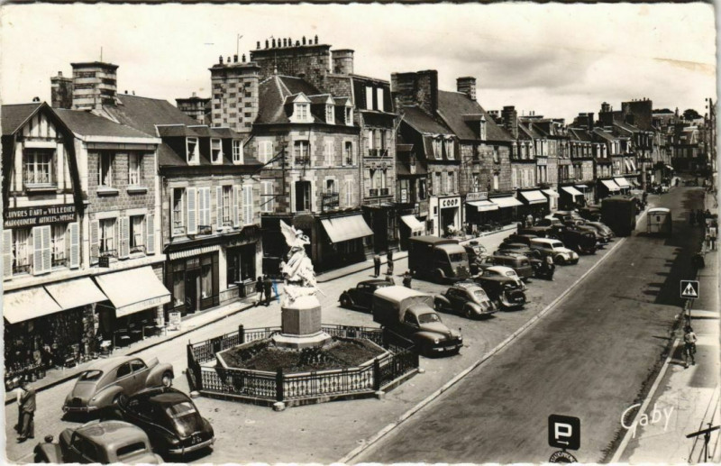 Carte postale ancienne Villedieu-les-Poeles - Place de la Republique
