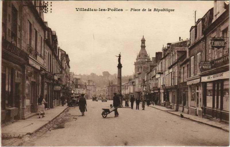 Carte postale ancienne Villedieu-les-Poeles - Place de la Republique