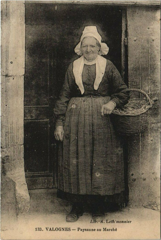 Carte postale ancienne Valognes - Paysanne au Marche à Valognes